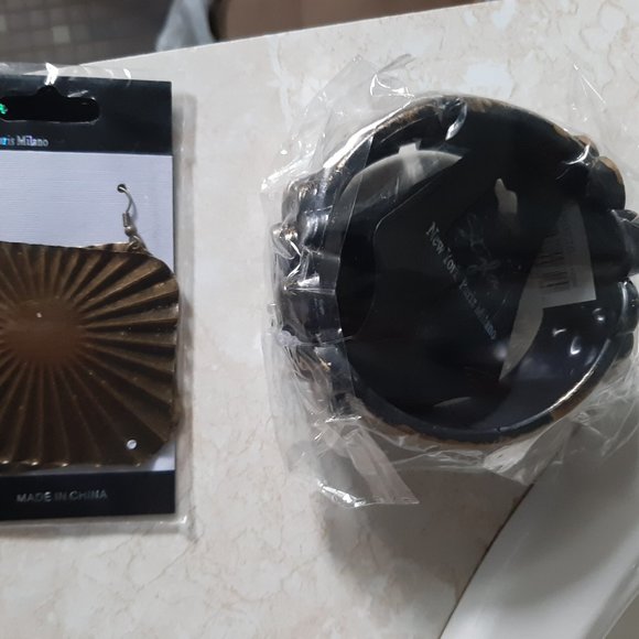 brass color earrings with Chunky light Bangle - Picture 3 of 6